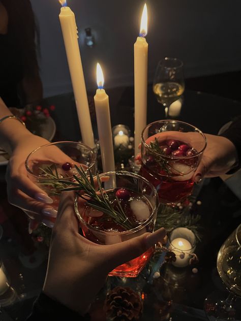 Christmas Dinner Friends Aesthetic, Christmas Dinner Astethic, Friends Christmas Dinner Party, December Wedding Aesthetic, Christmas Night With Friends, Christmas Dinner Friends, Christmas Night Aesthetic, Christmas Dinner With Friends, Christmas Dinner Aesthetic