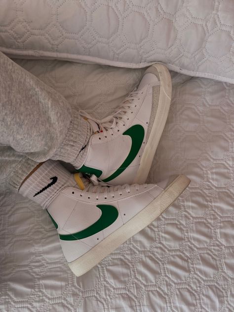 nike blazers outfit Cool Nike Blazers, Green Nike Blazer Outfit, Nike Blazer Colors, Ways To Style Nike Blazers, Green Blazers Nike, Outfits With Nike Blazers For Women, Nike Blazer Mid 77 Green, Nike Blazers Aesthetic, Green Nike Blazer