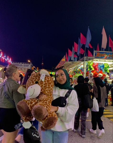 Hijabi Carnival Outfit, Cne Toronto Outfit, Cne Toronto Aesthetic, Carnival Aesthetic Outfit, Fair Outfit Ideas Carnival, Cne Toronto, Carnival Aesthetic, Singapore Photos, Festival Girls