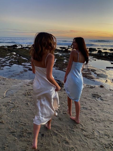 Beach Dresses Photoshoot Summer, Beach Sunset Dress Pictures, Beach Pictures Dress Poses, Beach Dress Photoshoot Friends, Prom Beach Pictures, Beach Prom Pictures, Sunset Dresses, Beach Dress Photoshoot, Sunset Outfit