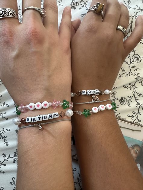 Graduation Friendship Bracelets, Friendship Bracelets Best Friends, Matching Friendship Bracelets Aesthetic, Moon And Saturn Bracelet, Taylor Swift Bracelets Matching, Matching Friendship Bracelets Taylor Swift, Taylor Swift Duo Bracelets, Friendship Bracelet Necklace, Matching Eras Tour Bracelets