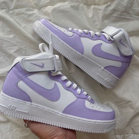 Purple Shoes Outfit, Tenis Air Force, Lavender Shoes, Custom Nike Air Force 1, Custom Nike Air Force, Nike Air Force 1 Mid, Nike Fashion Shoes, Preppy Shoes, Air Force 1 Mid