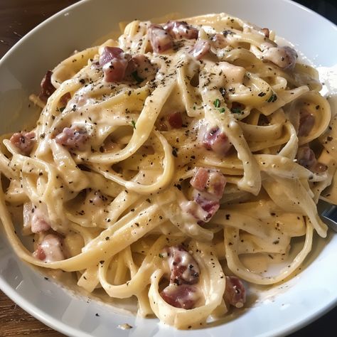 Creamy fettuccine carbonara – Gymonset Carbonara Pasta Recipe, Fettuccine Carbonara, Carbonara Ingredients, Creamy Carbonara, Classic Italian Pasta, Italian Feast, Corn Soup Recipes, Pasta Carbonara Recipe, Sweet Corn Soup