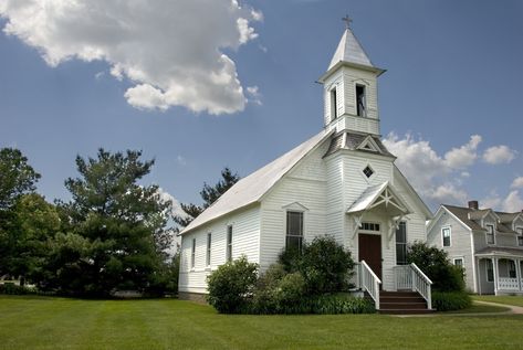 This overview of Methodist beliefs and practices will give you an understanding of their teachings and how adherents live out their faith. Methodist Beliefs, Intentional Community, Articles Of Faith, Spiritual Living, American Architecture, Country Church, United Methodist Church, Youth Ministry, Methodist Church