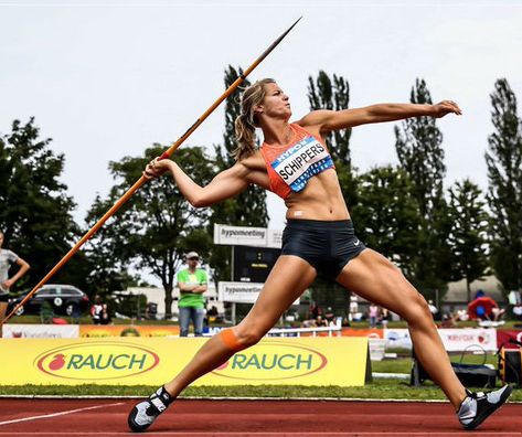 Dafne Schippers throwing javelin #DafneSchippers Throwing Javelin Pose, Throwing Spear Reference, Javelin Throw Drawing, Spear Throwing Pose, Javelin Aesthetic, Javelin Throw Aesthetic, Throwing Reference, Spear Pose, Throwing Pose