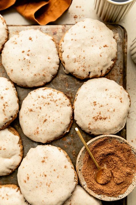 Kick off baking season with Thick & Chewy Chai Oatmeal Cookies—old fashioned oatmeal cookies infused with nutty brown butter & warm masala chai-inspired spices for extra-cozy flavor. Bake into thick cookies with crisp edges & a chewy center, then ice with sweet chai maple glaze. The ultimate treat for holiday cookie swaps or an afternoon cup of tea! #chaispice #chaicookies #oatmealcookies #chewyoatmealcookies #cookierecipes #fallbaking #falldesserts #autumnbaking #autumndesserts Chai Oatmeal, Old Fashioned Oatmeal Cookies, Thick Cookies, Iced Oatmeal Cookies, Old Fashioned Oatmeal, Oatmeal Cookies Chewy, Maple Glaze, Desserts For A Crowd, Masala Chai