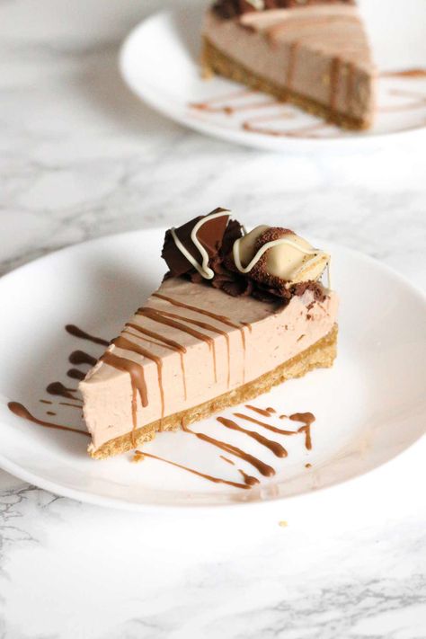 No-Bake Kinder Cheesecake With Kinder Bueno Pieces - EatCookBake | Quick And Easy Dessert Recipes Kinder Bueno Cheesecake Recipe, Bueno Cheesecake, Quick And Easy Dessert Recipes, Bourbon Biscuits, Easy Dessert Recipes, Lime Cheesecake, How To Make Cheesecake, Digestive Biscuits, No Bake Cheesecake