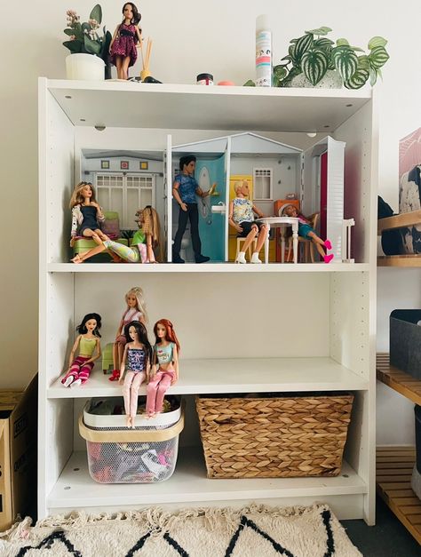 Barbie Storage Ikea, Barbie Collection Display, Barbie Display, Barbie Storage, Barbie Store, Real Barbie, Barbie Room, Ikea Besta, Billy Bookcase