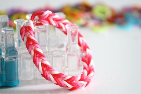 Rainbow Loom Fishtail: 6 Steps (with Pictures) Easy Fishtail Braid, Rainbow Loom Fishtail, Kids Jewelry Diy, Rainbow Loom Bracelets Easy, Fishtail Bracelet, Loom Band Bracelets, Rainbow Loom Rubber Bands, Chevron Friendship Bracelets, Rainbow Loom Patterns