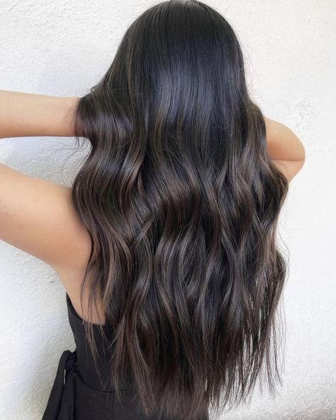 Dark Hair Hairstyles, Rambut Brunette, Black Hair Balayage, Dark Brunette Hair, Brown Hair Looks, Brown Hair Inspo, Brunette Hair With Highlights, Balayage Hair Dark, Brown Hair Balayage