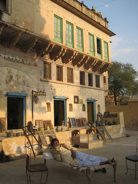 Kothi Design Punjab, Mandawa Haveli, Tropical Malady, Pakistani Architecture, Traditional Restaurant, Pole House, History Of Pakistan, India Architecture, Traditional Interior Design