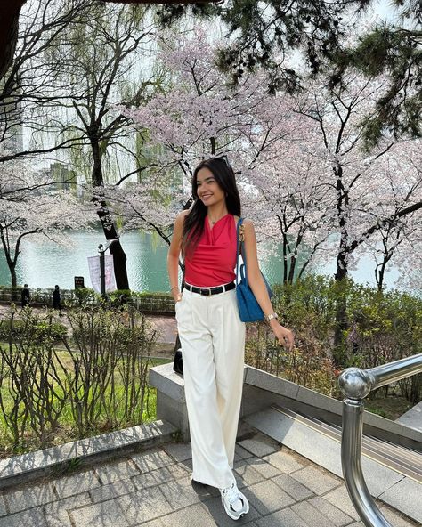 Anushka Sen Outfit, Anushka Sen, Celebrity Casual Outfits, Poses Women, Photography Poses Women, Selfie Ideas, Fashion Tops, Photo Poses, Photography Poses