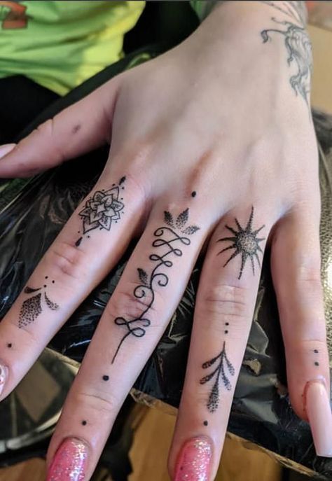 Women Finger Tattoos, Hand Tattoos Women, Unique Finger Tattoos, Hand Tattoo Women, Tattoos Stencils, Thumb Tattoo, Unique Hand Tattoos, Tattoos Symbols, Hand Tattoo Ideas