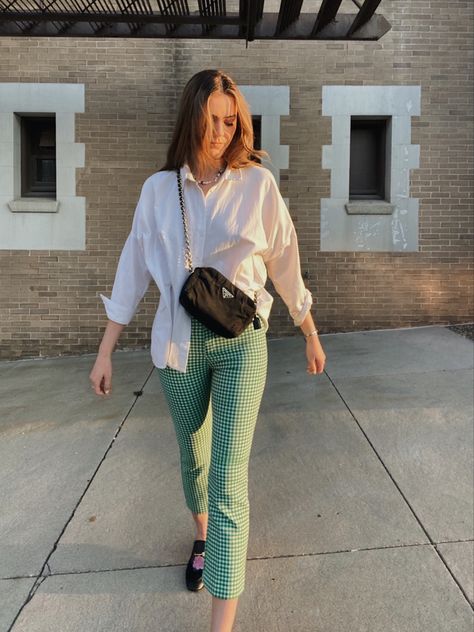 #pinterest #pintereststyle #pinterestfashion #neutralstyle #photoinspo #zarastyle #streetwearbabe #fashioninspo #minimalistfashion #ootd #springfashion #springstyle #greenpants #nylonprada Green And White Outfit, Kick Flare Pants, Zara Fashion, White Outfit, Kick Flares, Pinterest Fashion, Green Pants, Neutral Fashion, Zara Pants