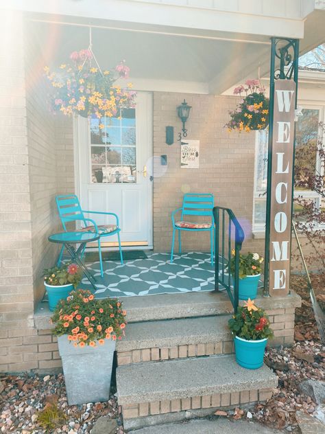 Teal Porch Decor, Small Front Porch Sitting Ideas, Teal Patio Decorating Ideas, Small Back Porches, Front Entry Decor, Small Backyard Decks, Small Back Porch Ideas, Pretty Porches, Front Porch Garden