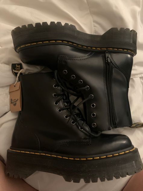 Mr Martens Boots, Autumn Boots Aesthetic, Autumn Shoes 2023, Winter Shoes Aesthetic, Dock Martens, Dr Martens Aesthetic, Docs Martens, Botas Grunge, Rockstar Girlfriend Aesthetic