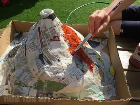 Volcano Diaroma, Kids Volcano Experiment, Vulcano Che Erutta, Diy Volcano Projects, Paper Mache Volcano, Homemade Volcano, Volcano Science Projects, Volcano For Kids, Volcano Project