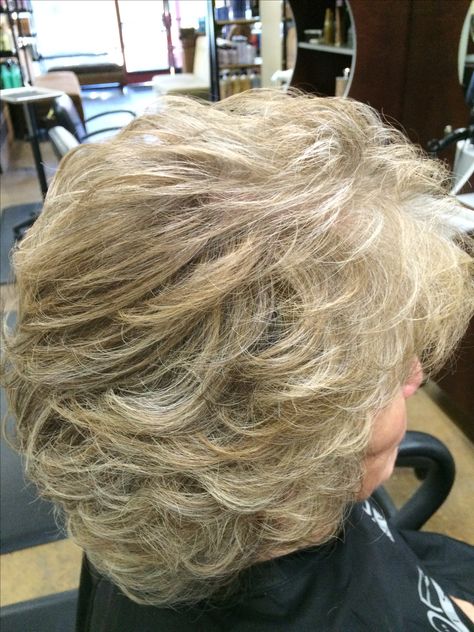 Short Hair With Lots Of Layers, Feathered Hairstyles Medium, Feathered Hair Cut, Medium Length Curly Hair, Chic Short Hair, Haircuts For Medium Length Hair, Gray Hair Cuts, Medium Layered Hair, Layered Haircuts For Medium Hair