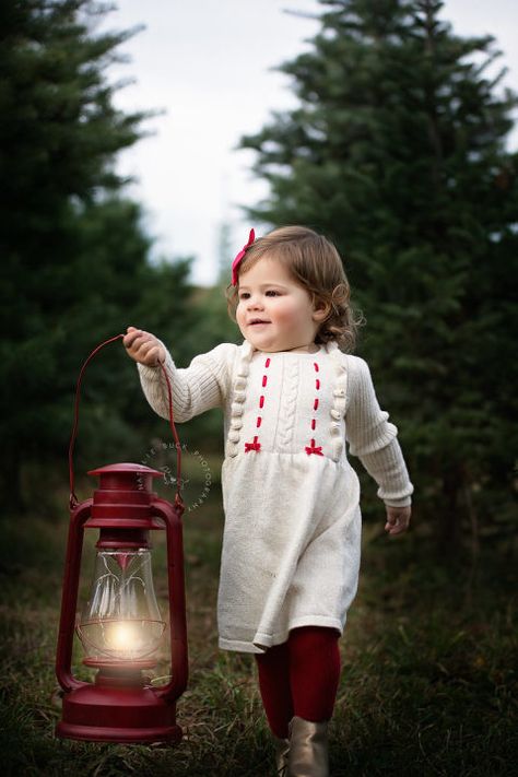 Holiday Christmas Photography Photo shoot mini session - Connecticut Photographer CT Christmas Props For Pictures Outdoor, Christmas Outdoor Session, Unique Christmas Pictures, Toddler Christmas Pictures Outdoor, Winter Mini Photo Sessions, Christmas Photoshoot Kids Outdoor, Christmas Shoot Outdoor, Diy Christmas Photoshoot Family Outdoor, Family Christmas Photography