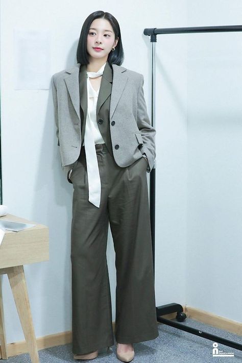 #ACTRESS #SEORINA 🌺 Lawyer Outfits, Attorney Outfit, Professional Wardrobe Essentials, Outfit Korean Style, Lawyer Outfit, Feminine Wardrobe, Fashion For Petite Women, 90s Fashion Outfits, Korean Fashion Dress