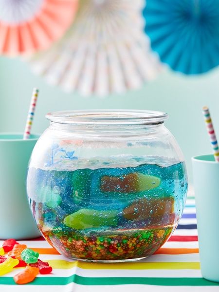 This Easy Jello Fishbowl Will Make You a Summer Hero Fish Bowl Jello, Jello Aquarium, Fish Bowl Recipe, Fishbowl Drink, Gummy Fish, Blue Jello, Leftover Halloween Candy, Nerds Candy, Jello Desserts