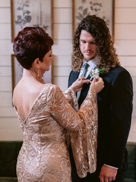 Groom First Look With Mom, Groom Wedding Day Pictures, Wedding Photo Ideas Groom And Mother, Groom With Mom Pictures, Mother Of The Bride Wedding Photos, Mother Of Groom Photos, Groom And Groomsmen Poses, Mother Of Bride Photo Ideas, Wedding Must Have Shots