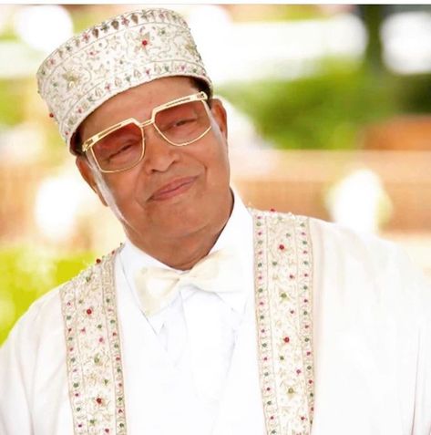 Dr. Wesley Muhammad on Instagram: “What A Beautiful Human Being. #Majestic” Minister Louis Farrakhan, Louis Farrakhan, Beautiful Human, Swan Song, Human Being, The Government, Square Sunglasses Men, Government, Songs