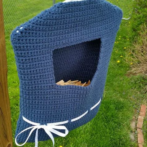 Blue Ribbon Clothespin Bag - Highland Hickory Designs - Crochet Pattern Crochet Clothespin Bag, Clothespin Bag Pattern, Laundry Clothesline, Clothespin Bag, Peg Bag, Beaded Crochet, Crochet For Home, Crochet Dress Pattern, Crochet Round