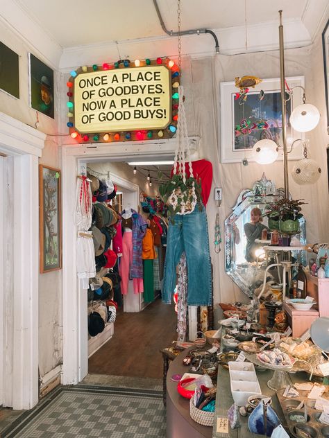 At Home Store Ideas, Colorful Boutique Interior, Funky Retail Store Design, Cool Thrift Stores, Vintage Store Layout, Vintage Shop Design, Fun Store Design, Thrift Shop Interior Design, Second Hand Store Ideas Decorating