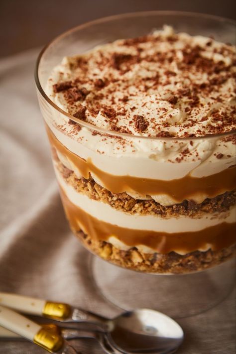 Horlicks Banoffee Pie Trifle Amazing Christmas Desserts, Trifle Bowl Recipes, Trifle Dessert Recipes, British Bake Off Recipes, World Chocolate Day, Bake Off Recipes, Eclair Recipe, Book Cakes, Parfait Recipes