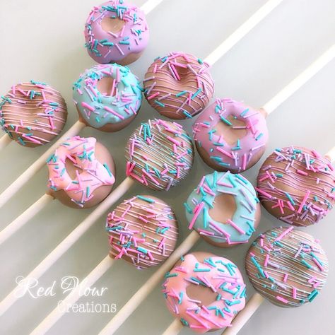 Donut Cake Pops Ideas, Cake Pop Packaging Ideas, Donut Cake Pops, Fourever Sweet, Donut Pops, White Cake Pops, Donut Display, Donut Themed Birthday Party, Donut Cake