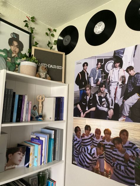 Minimalistic K Pop Room Ideas, K Pop Poster Wall Ideas, Enhypen Room Decor, Skz Room Ideas, K Pop Room Ideas, Enhypen Room, K-pop Room, Kpop Aesthetic Room, Kpop Room Aesthetic