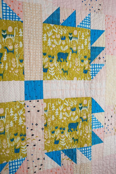 In Color Order: Scrappy Bear Paw Baby Quilt Giant Bear Paw Quilt, Bear Paw Quilt Block, Yo Yo Quilts, Pretty Quilts, Bear Paw Quilt, Hst Quilts, Baby Quilt Tutorials, Quilty Love, Yo Yo Quilt