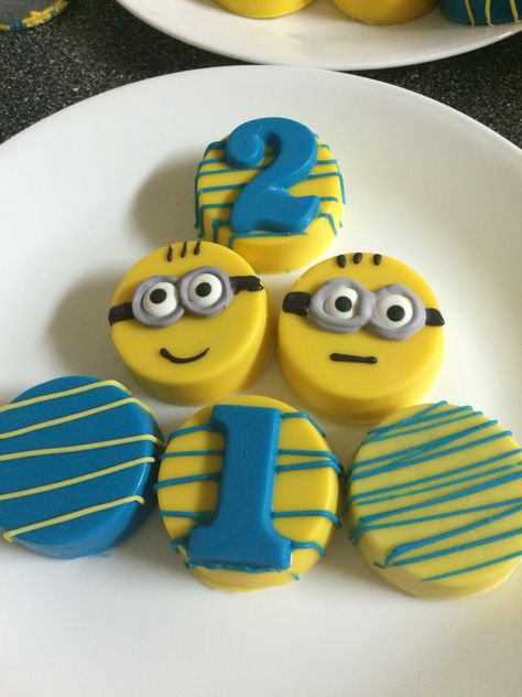 Minion Oreos Minion Chocolate Covered Oreos, Minion Treats Ideas, Minion Rice Krispie Treats, Minion Oreos, Minion Desserts, Minions Desserts, Minion Treats, Minion Cake Pops, Minion Candy