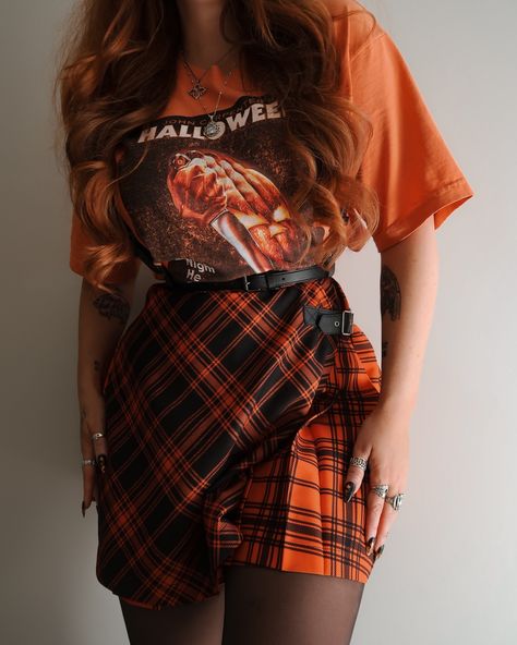 📙🖤🎃 Choose your pumpkin spice plaid outfit & swipe to get your Spooky Season read!!! 🎃🖤📙 🧡 3 x pumpkin plaid outfits with the @blackmilkclothing Halloween Bites collection! These orange plaid pieces will be haunting you very soon, starting with the first drop on the 3rd Sept 👀👻 Let me know which outfit/book combo you chose in the comments! . There’s nothing that makes me happier than making Spooky Season content, and BlackMilk always delivers some of the first exciting spooky ‘fits to make ... Brown Plaid Skirt Outfit, Spooky Fits, Halloween Bites, Halloween Core, Spooky Outfits, Brown Plaid Skirt, Hygge Fashion, Plaid Outfit, Edgy Outfit