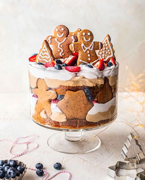 Vegan Trifle Recipe, Vegan Trifle, Gingerbread Trifle, Vegan Christmas Desserts, Christmas Trifle, Vegan Christmas Cookies, Berry Trifle, Vegan Gingerbread, Trifle Dish