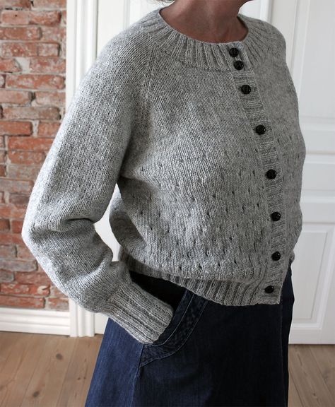 Ravelry: Pearl cardigan by Sanne Fjalland Knit-Wear Pearl Cardigan, Easy Sweater Knitting Patterns, Ladies Cardigan Knitting Patterns, Knitting Patterns Free Sweater, Knit Cardigan Pattern, Knit Vest Pattern, Patterned Cardigans, Cardigan Pattern, Sweater Knitting Patterns