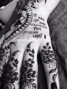 My Sister Got Her Mr Mehndi, Chachi To Be Mehndi, 1st Anniversary Mehendi Designs, Karwachauth Photography Ideas, Mehndi Designs For Sisters Wedding, Engagement Mahendi Design Brides, Sister Wedding Mehndi Design, Bridal Sister Mehndi Design, Bride Sister Mehndi Design