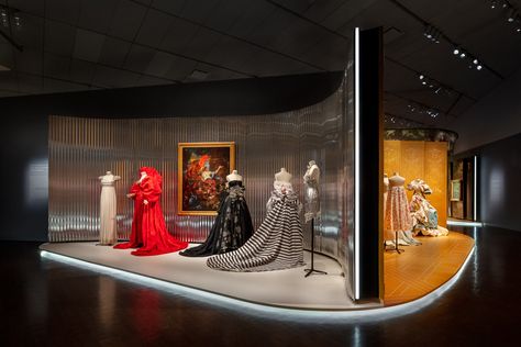 For "Dior: From Paris to the World," Shigematsu and his team draw from the famed fashion house’s history while employing a high-impact material palette. Sketches Videos, Dior Exhibition, Culture Center, Museum Exhibition Design, Retail Interior Design, Dallas Museum Of Art, Museum Fashion, Denver Art Museum, Textile Museum