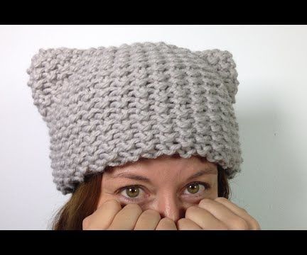 This step-by-step video tutorial shows you how to loom knit a kitty hat (or cat ears hat) in a super easy and fast way.Watching this video tutorial you will learn: - How to cast on stitches on the loom- How to work seed stitch- How to fold your work on the loom- How to bind off and sew the top Cat Ear Hat Pattern, Tricotin Long, How To Loom Knit, Round Loom Knitting, Circle Loom, Loom Hats, Loom Knitting Tutorial, Loom Knit Hat, Cat Ears Hat