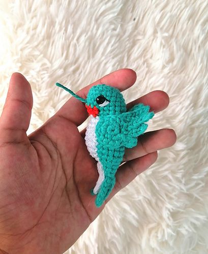 Ravelry: Flit Amigurumi Hummingbird pattern by Alicia Arroyo Osorio Easy Crochet Birds Free Pattern, Crochet Hummingbird Pattern Free, Pocahontas Hummingbird, Hummingbird Crochet Pattern, Crochet Birds Free Pattern, Crochet Hummingbird, Hummingbird Crochet, Hummingbird Diy, Crocheted Birds