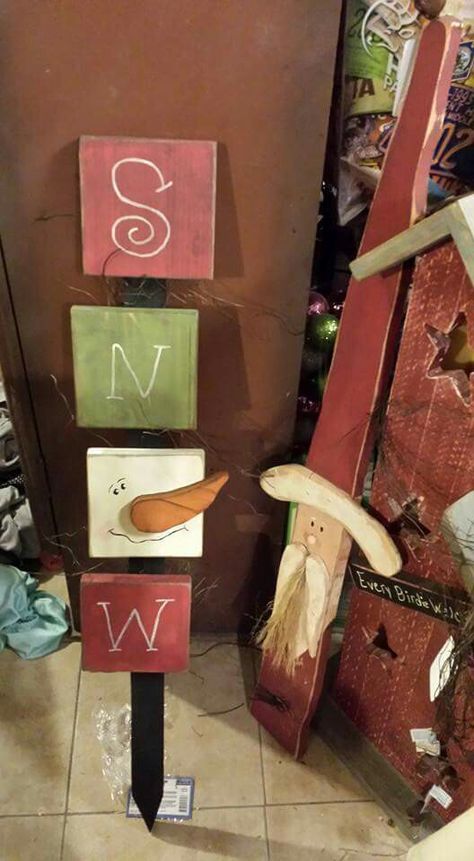 Scrap Wood Winter Crafts, Diy Wooden Santa Wood Crafts, Snowman On Pallet Wood, Wood Plank Snowman Diy, Wooden Pallet Snowman, Christmas Crafts Snowman, Primitive Christmas Decor, Christmas Craft Show, Wooden Christmas Crafts