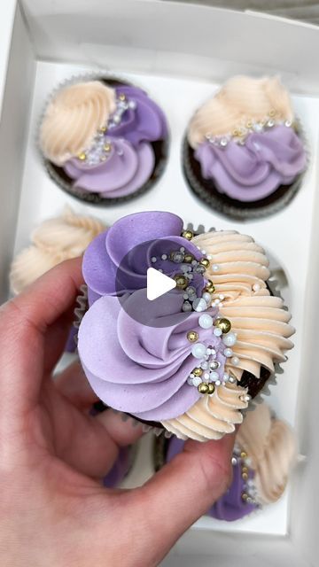 6b Piping Tip Cupcake, Cupcake Piping Designs, Purple Cupcakes Ideas, Beautiful Cupcakes Birthday, Espresso Cupcakes, Cupcake Decorating Techniques, Cupcake Piping, Cupcake Videos, Gender Reveal Cupcakes