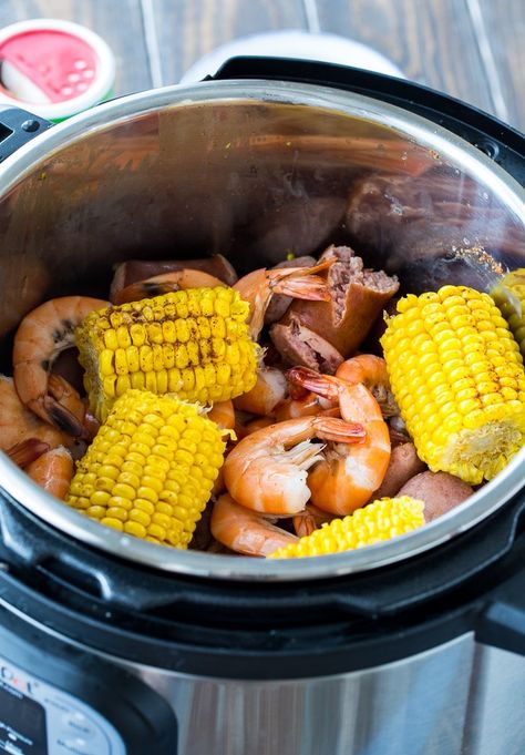 Instant Pot Low Country Boil - Spicy Southern Kitchen Seafood Boil Instant Pot, Beach Cooking, Cajun Boil, Crab Pot, Shrimp Boil Recipe, Potted Shrimp, Country Boil, Low Country Boil, Food Spread