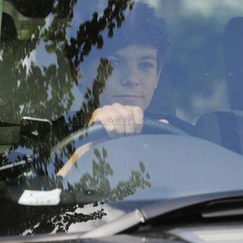 Louis in his car today Drive A Car, I Dont Have Time, Louis And Harry, Louis Williams, Where The Heart Is, Louis Tomlinson, Favorite Person, A Car, Airplane View