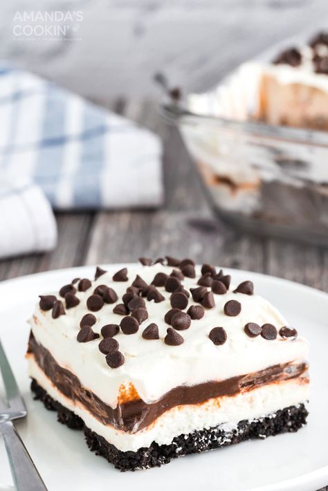 Chocolate lasagna is a no baked layered dessert made with cookies, cream cheese, whipped cream and chocolate pudding. It's a chocolate dessert dream! Layered Dessert, Chocolate Lasagna, Country Cook, Bake Recipes, Layered Desserts, The Country Cook, Icebox Cake, Creamy Cheesecake, Chocolate Pudding