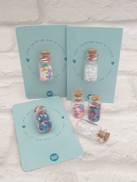 Beautiful Jar of Sparkle Pocket Token. Small glass jar with cork stopper - filled with small heart pieces Choice of designs: Metallic Tiny Blue & Purple Mix Stars Clear Diamond Shaped Pieces Clay Multicolour Stars Includes a Backing Card.. Jar Approx size = H 3.5cm, D 1.5cm Perfect size to keep in your pocket or bag. Perfect gift to give to a special friend or loved one for any occasion. Ideal Teacher Gift for the end of term Great gift for a young person going travelling or off to Uni. Small Glass Jar Crafts, Small Diy Christmas Gifts, Small Gifts For Teachers, Small Teacher Gifts, Diy Christmas Gifts For Friends, Tiny Bottles, Crafts With Glass Jars, Pocket Token, Small Glass Jars