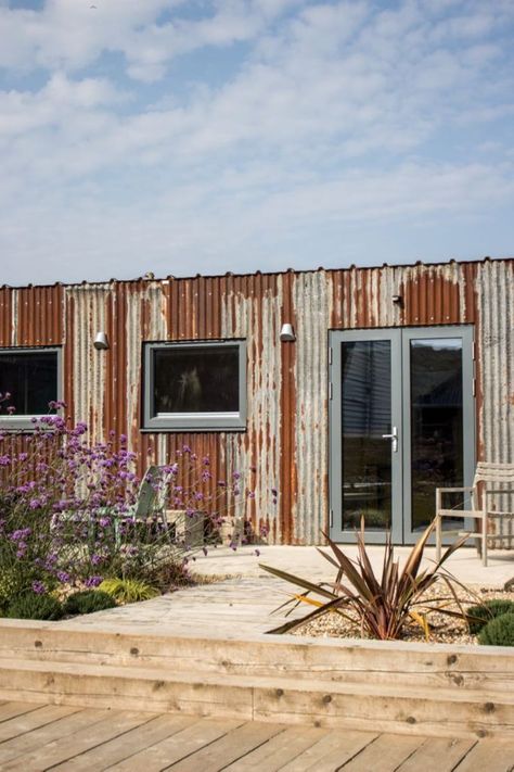 Surfer Shack, Uk Beach, Camber Sands, Tin Shed, Uk Beaches, House Cladding, Greenhouse Shed, Appartement Design, Metal Shed