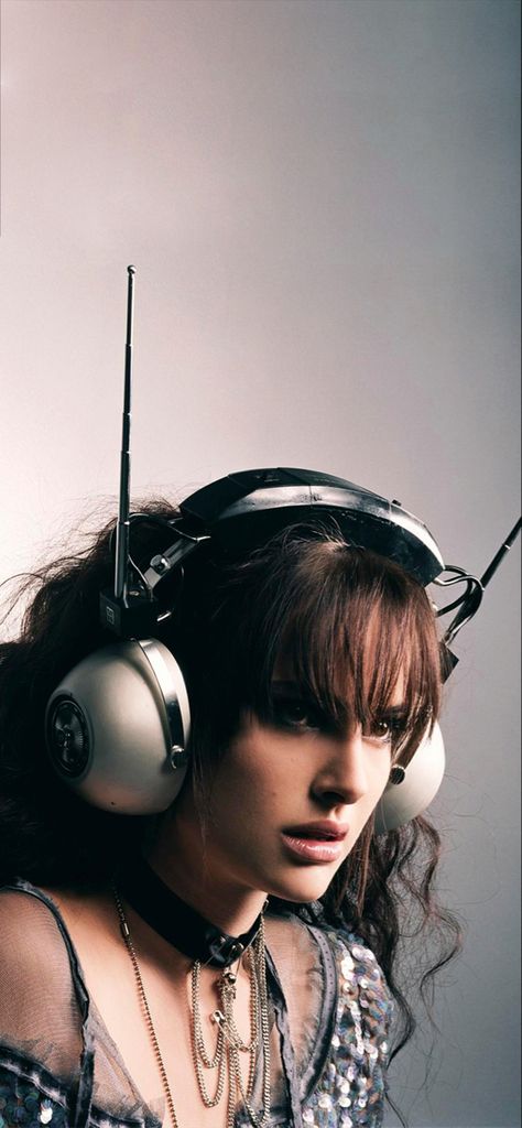 Natalie Portman Wallpaper, Natalie Portman, The 1970s, Poets, Sage Green, Headset, 1970s