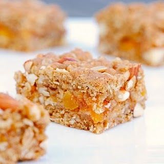 Apricot Oat Bars Apricot Squares Recipe, Oat Bars Recipe, Apricot Bars, Oat Slice, Recipe Oatmeal, Oat Bar Recipes, Almond Bars, Baked Oatmeal Recipes, Square Recipes